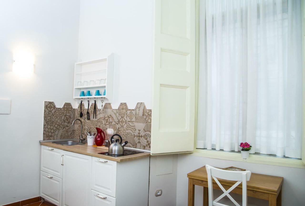 Domus Donnaregina Apartments เนเปิลส์ ภายนอก รูปภาพ